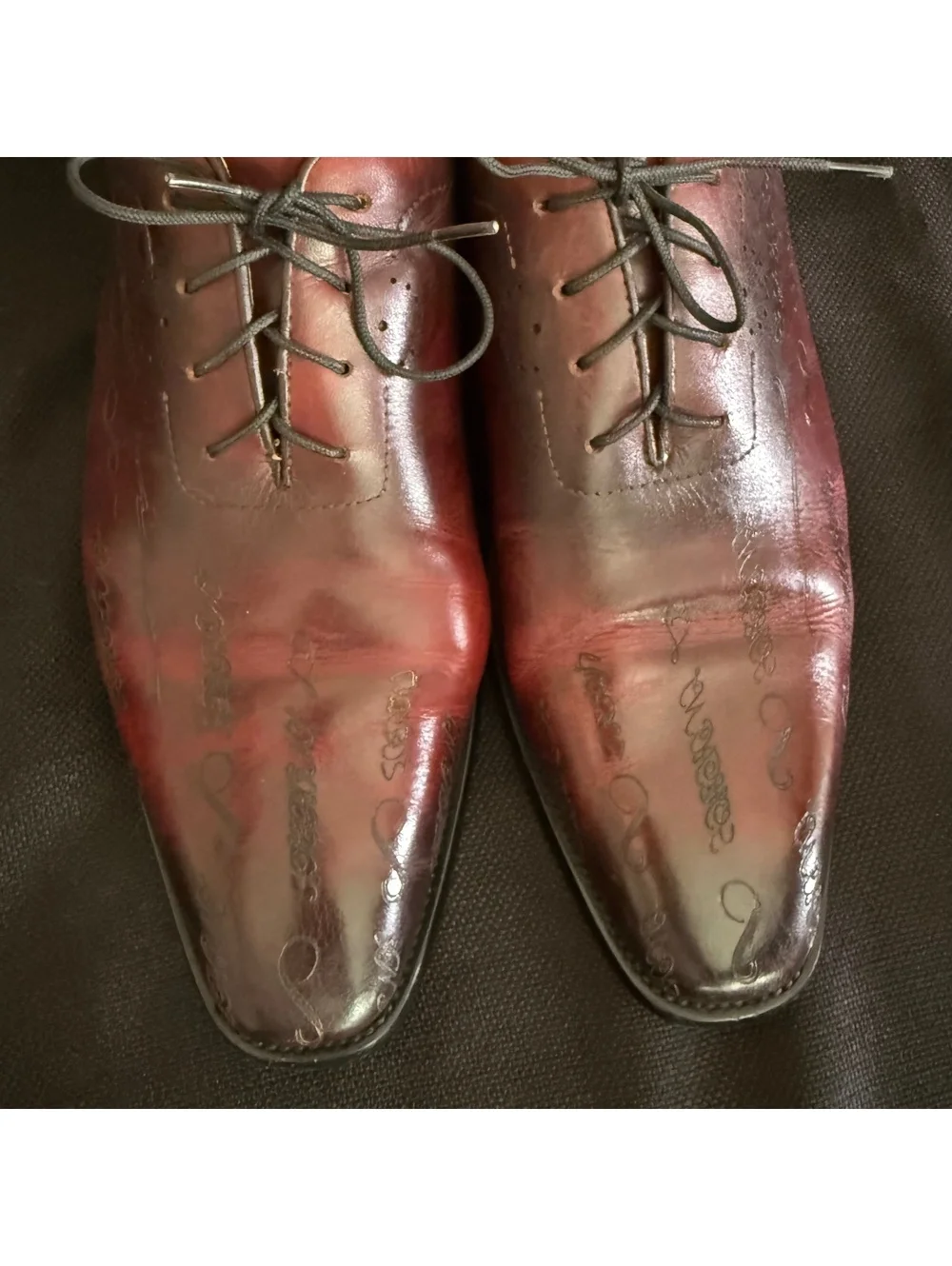 Carrucci Mens Graffiti Script Leather Wholecut Oxfords Burgundy Patina Size 10